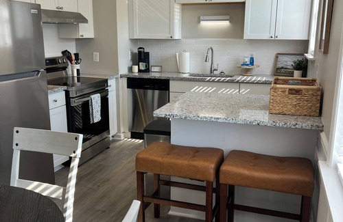 Martinez House | Spacious 4Bed/2Bath:Newly Refurbished: 2 Floors w/2 Living Rooms: 15 Min to GOLF