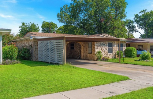 Westworth Village House | Spacious 4BEDR/2BATH Getaway w/King Beds + TVs