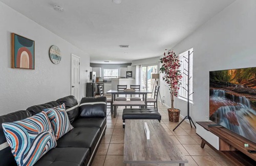 Houston House | Spacious 4BR 2.5BATH Near IAH Airport