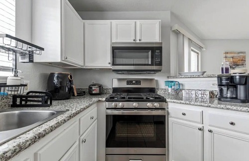 Houston House | Spacious 4BR 2.5BATH Near IAH Airport