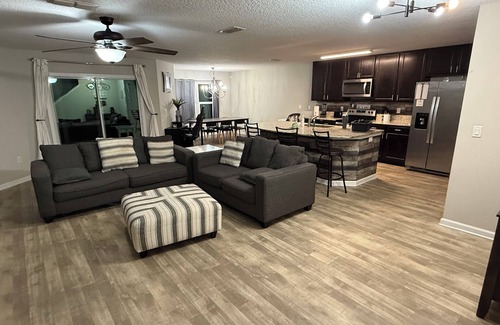 Northside House | Spacious 4BR-3 Full bath- JAX Airport- RIVERCITY - BEACHES center spot.