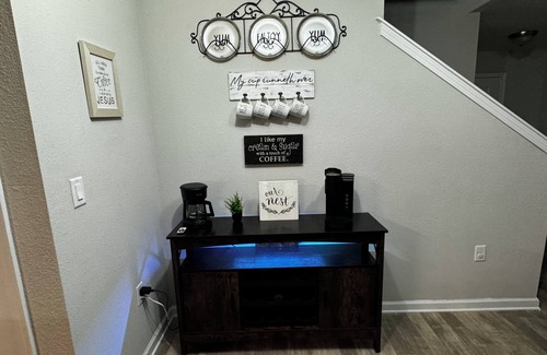 Northside House | Spacious 4BR-3 Full bath- JAX Airport- RIVERCITY - BEACHES center spot.