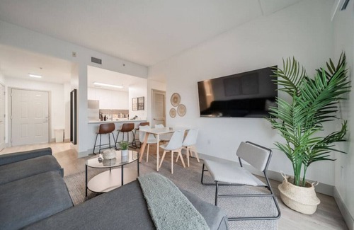 Fourth Ward Apartment | Spacious 4BR 3 Kings + Queen Walk to NFL
