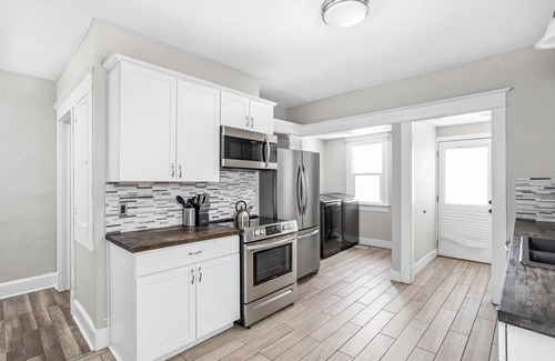Near Eastside House | Spacious 4BR Bungalow with Arcade
