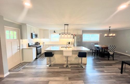 College Park House | Spacious 4BR by Airport & Shops!