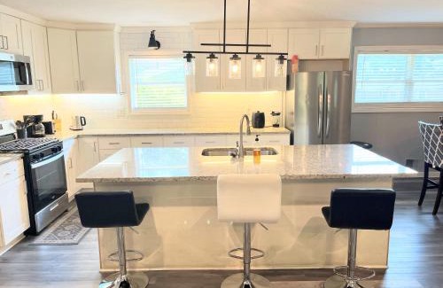 College Park House | Spacious 4BR by Airport & Shops!