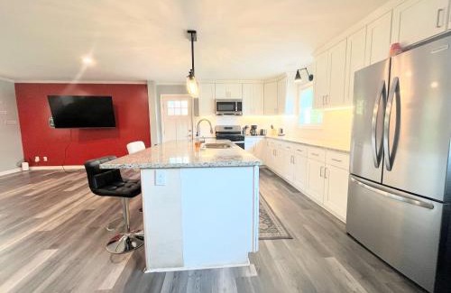 College Park House | Spacious 4BR by Airport & Shops!