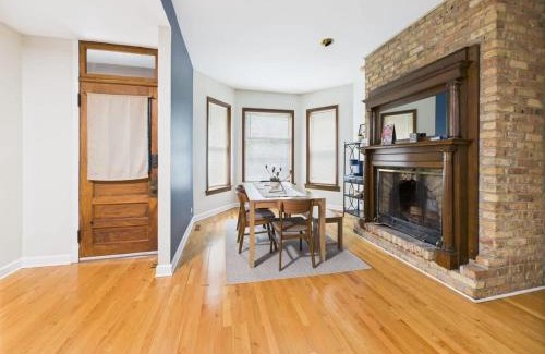 Wrigleyville Apartment | Spacious 4BR Covered Parking Just Steps to Wrigley