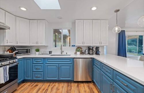Oakhurst House | Spacious 4BR Family Retreat – Pet-Friendly, Sleeps 12, Spa, Dome & Outdoor Fun!