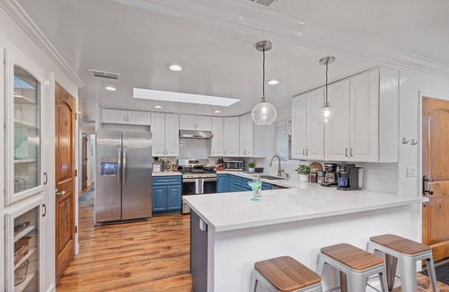 Oakhurst House | Spacious 4BR Family Retreat – Pet-Friendly, Sleeps 12, Spa, Dome & Outdoor Fun!