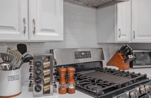 Oakhurst House | Spacious 4BR Family Retreat – Pet-Friendly, Sleeps 12, Spa, Dome & Outdoor Fun!