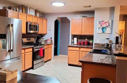Houston House | Spacious 4BR Getaway - Theater, PS5, Pool Table