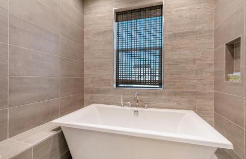 Mid-City House | Spacious 4BR Home w Pool & Parking !