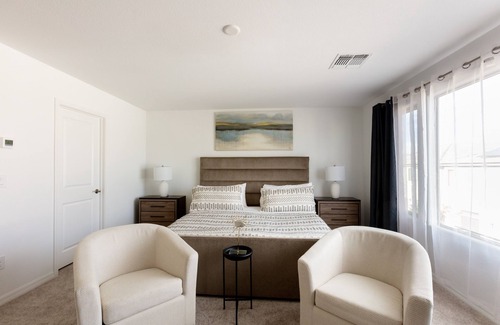 Paradise House | Spacious 4BR House - Minutes from the Strip