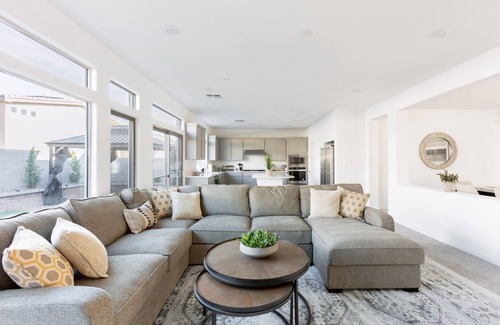 Paradise House | Spacious 4BR House - Minutes from the Strip