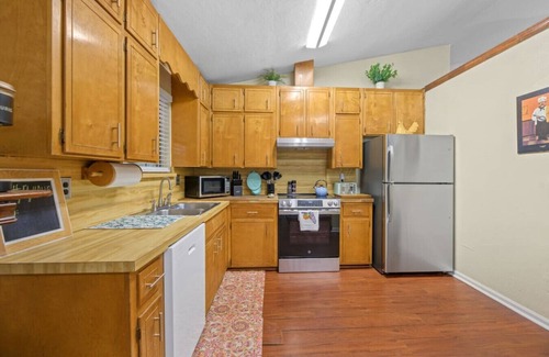 Tallahassee House | Spacious 4BR Near FSU & A&M | BBQ, Deck, Game Room