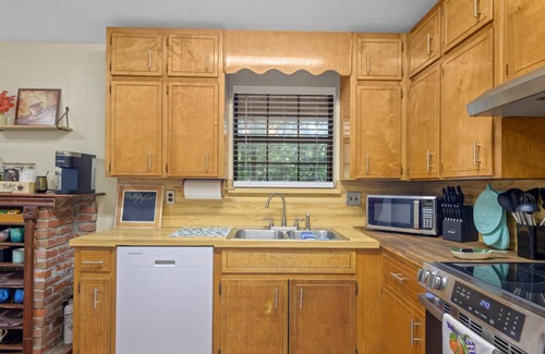 Tallahassee House | Spacious 4BR Near FSU & A&M | BBQ, Deck, Game Room