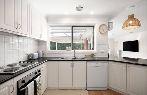 Tatton House | Spacious 4BR Retreat in Ideal Suburb of Tatton - Pet Friendly