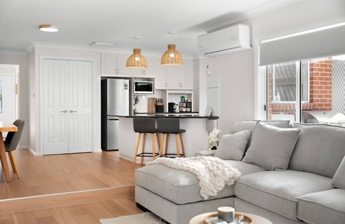 Tatton House | Spacious 4BR Retreat in Ideal Suburb of Tatton - Pet Friendly