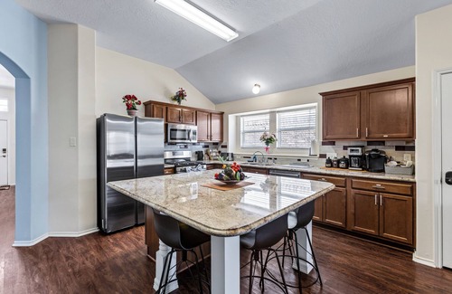 Humble House | Spacious 4BR Yard by IAH – 30 Day stays