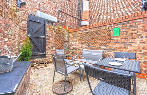 Liverpool House | Spacious 5 Bed House, ideal base for groups, free parking, great location