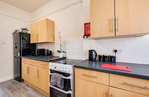 Liverpool House | Spacious 5 bed house next to Kirkdale Station