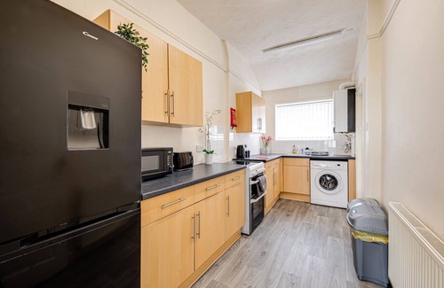 Liverpool House | Spacious 5 bed house next to Kirkdale Station