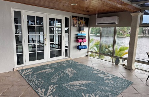 Miami Lakes House | Spacious 5-bed Lake Front Home in charming Miami Lakes with Swim Spa Gym & Dock