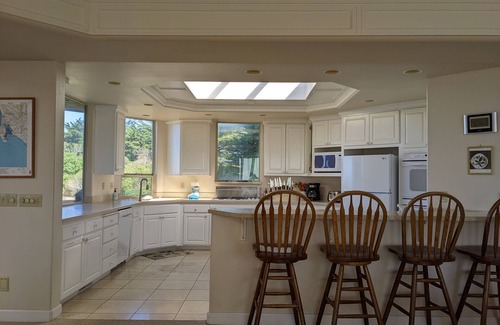 Bodega Bay House | Spacious 5-bedrm home:Ocean Views,hot tub,BBQ,pool & ping pong tables, fast wifi