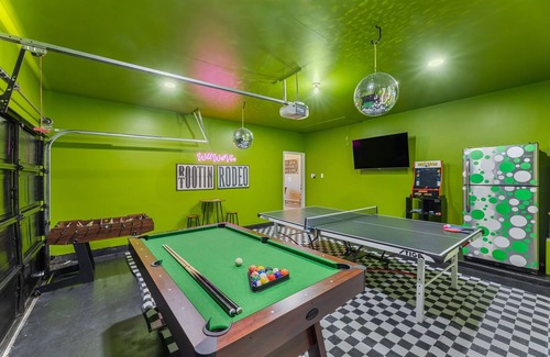 South Arlington House | Spacious 5-bedroom, 2 Game Rooms, Theater, andDeck