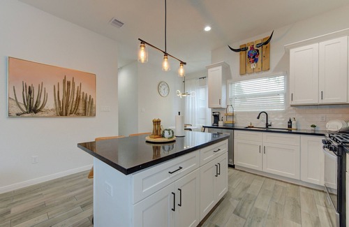 Southeast Houston House | Spacious 5-bedroom 7 beds house with WiFi, AC in charming Houston