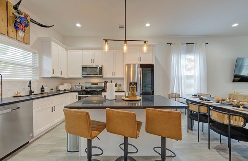Southeast Houston House | Spacious 5-bedroom 7 beds house with WiFi, AC in charming Houston
