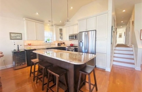 North End House | Spacious 5-Bedroom Beach House – Ideal for Families, Walk to Ocean & Downtown
