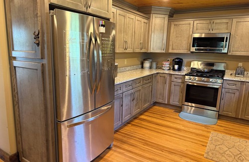 Duff Cabin | Spacious 5-bedroom cabin in enchanting LaFollette up on McCloud Mountain