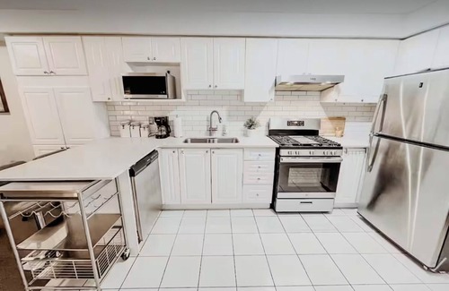 East Credit House | Spacious 5 bedroom house in Heartland