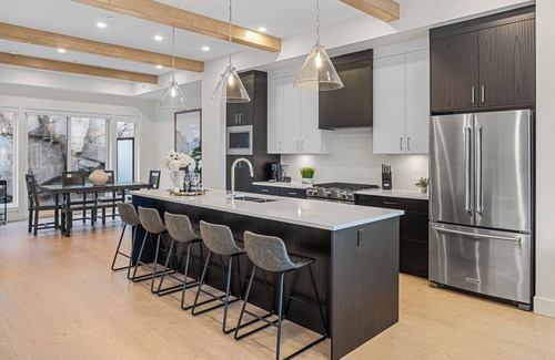 Central Okanagan House | Spacious 5-bedroom Townhome with Rooftop Patio, Hot tub and Private Elevator