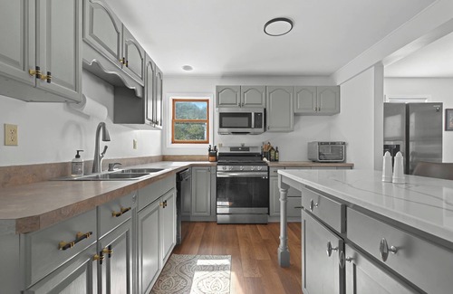 Gansevoort House | Spacious 5-bedroom house with in ground pool, pool house. 2 full kitchens.