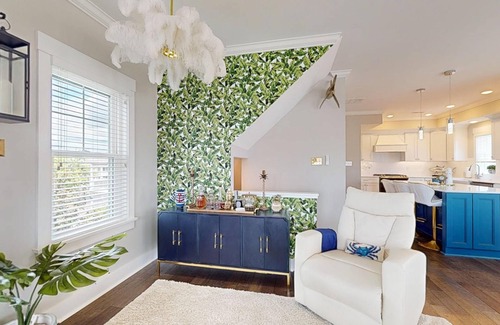 North End House | Spacious 5-bedroom house, elevator, multiple decks, linens, everything you need!