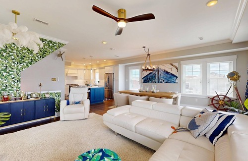 North End House | Spacious 5-bedroom house, elevator, multiple decks, linens, everything you need!