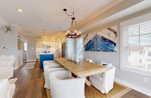 North End House | Spacious 5-bedroom house, elevator, multiple decks, linens, everything you need!