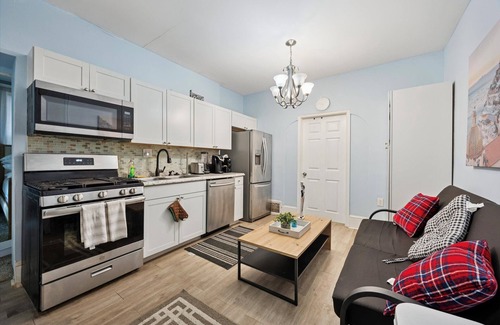 Wilmington House | Spacious 5-bedroom house with 1King + 4queen beds in lovely Wilmington