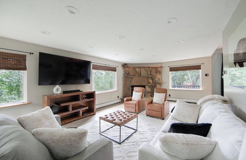 College House | Spacious 5-bedroom house in peaceful Fairbanks with Sauna + Spectacular Viewsn