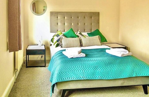 Bedford House | Spacious 5 bedroom Home, ideal for long stays.