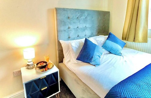Bedford House | Spacious 5 bedroom Home, ideal for long stays.