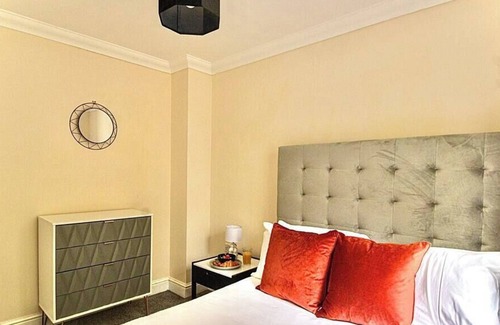 Bedford House | Spacious 5 bedroom Home, ideal for long stays.