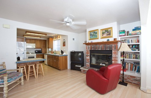 Avalon House | Spacious 5 bedroom home, 1 block from beach