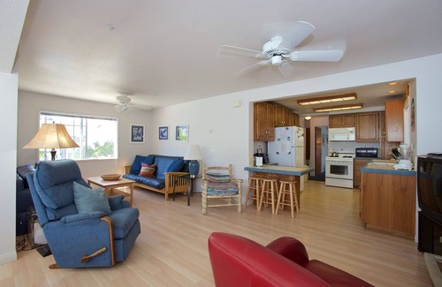 Avalon House | Spacious 5 bedroom home, 1 block from beach