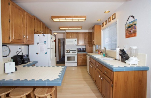 Avalon House | Spacious 5 bedroom home, 1 block from beach