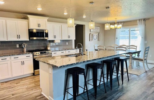 Nampa House | Spacious 5-bedroom house in Marvelous Caldwell with Fast Wifi Quiet Neighborhood