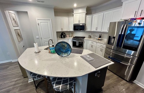 Clayton House | Spacious 5-bedroom house in serene Clayton with, fitness room, WiFi, Pool Access